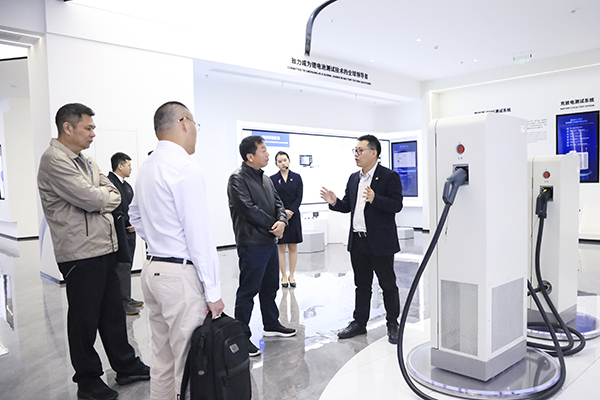 星云股份副董事長、總裁劉作斌向福船集團副總經(jīng)理李振均一行介紹公司充電產(chǎn)品.jpg
